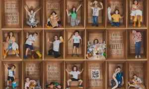 Dzieci z pluszakami w kartonowych pudłach. Oferta fotograficzna: portrety, zdjęcia grupowe, z przyjaciółmi. Paspartu jako element ramki.