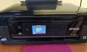 Drukarka Epson XP-405 wyświetla błąd. Aby go naprawić, spróbuj zresetować drukarkę, wyłączając i włączając ją.