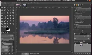 GIMP 2.10 z mglistym porannym krajobrazem nad jeziorem. Widok na narzędzia i panele programu.