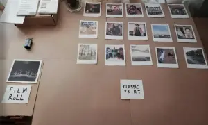 Zdjęcia z Rossmanna, różne rozmiary i motywy: portrety, krajobrazy, Nowy Jork, kontroler do gier. Obok rolka filmu.