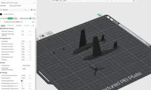 Dwa modele samolotów na drukarce 3D, gotowe do druku. Ustawienia precyzji i szerokości linii są widoczne po lewej stronie.