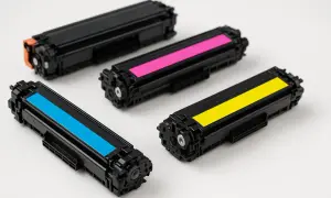Cztery kolorowe tonery: czarny, cyjan, magenta i żółty. To właśnie co to toner, niezbędny do drukowania.