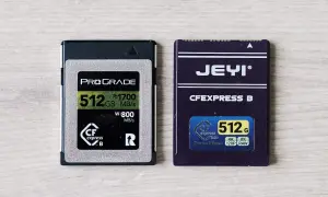 Dwie karty pamięci CFexpress Type B: ProGrade 512GB i Jeyi 512GB, gotowe do zapisu 4K/8K RAW.