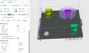 Trzy kolorowe obiekty 3D, przypominające postacie z gry, umieszczone na platformie drukarki 3D. Po lewej żółty, w środku fioletowy, po prawej zielony. Ustawienia druku po lewej stronie.