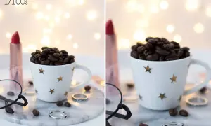 Filiżanka kawy, szminka i pierścionki na tle światełek. Efekt bokeh co to? To rozmyte kółka światła.