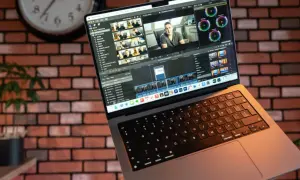 Laptop z Final Cut Pro, gdzie trwa montaż wideo. Widać podgląd, oś czasu i narzędzia do edycji, w tym korekcję kolorów. To idealne miejsce do pracy nad każdym **kodek**iem.