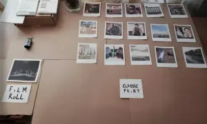 Zdjęcia polaroid i rolka filmu na kartonie. Planujesz jak wywołać zdjęcia w Rossmannie?
