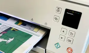 Drukarka drukuje komiks. Chcesz pobrać **adobe acrobat za darmo**? Zeskanuj kod QR lub użyj przycisku "OK".