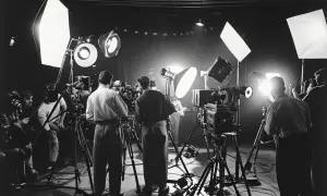 Ekipa filmowa w akcji, przygotowująca scenę. To właśnie tak wygląda kinematografia co to za sztuka tworzenia obrazów.