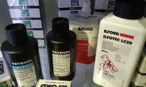 Butelki z roztworem używanym w ciemni fotograficznej: Tetenal Eukobrom, Tetenal Mirasol 2000 i Ilfotec LC29.