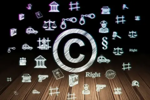 Centralny symbol to znak praw autorskich ©. Otaczają go rysunki związane z prawem i sprawiedliwością: paragrafy, wagi, budynki sądów, policjanci, samochody policyjne, kajdanki, pistolety, paszporty, książki z napisem "LAW" i maszyny do pisania.