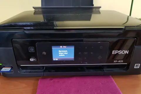 Drukarka Epson XP-405 wyświetla błąd. Aby go naprawić, spróbuj zresetować drukarkę, wyłączając i włączając ją.