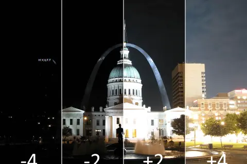 Czworokrotne bracketing ekspozycji nocnej sceny z łukiem Gateway Arch i budynkami.