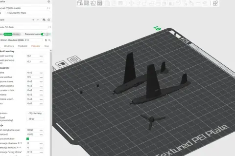 Dwa modele samolotów na drukarce 3D, gotowe do druku. Ustawienia precyzji i szerokości linii są widoczne po lewej stronie.