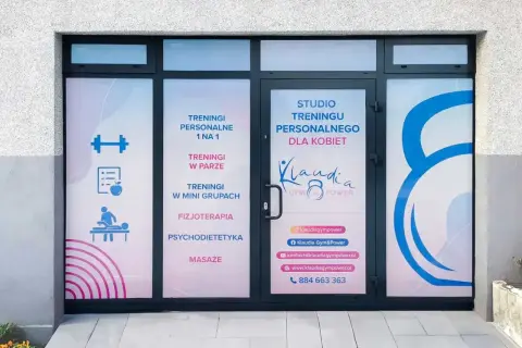 Witryna studia treningu personalnego dla kobiet, z ofertą: treningi 1 na 1, w parach, grupach, fizjoterapia, psychodietetyka, masaże. Wykonana techniką druku solwentowego.