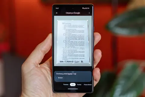 Skaner online Android bez instalacji. Obiektyw Google skanuje dokument, pozwalając na szybkie przetwarzanie tekstu.