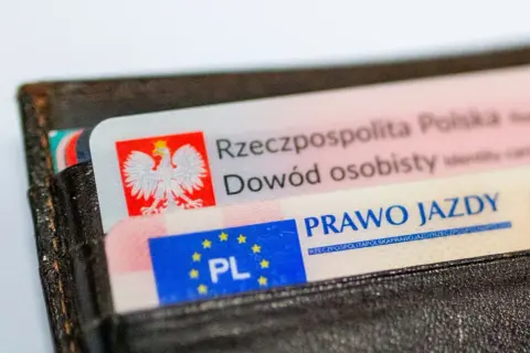 Portfel z dowodem osobistym i prawem jazdy. Ile zdjęć do prawa jazdy potrzebujesz, by mieć te dokumenty?