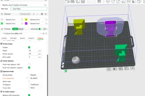 Trzy kolorowe obiekty 3D, przypominające postacie z gry, umieszczone na platformie drukarki 3D. Po lewej żółty, w środku fioletowy, po prawej zielony. Ustawienia druku po lewej stronie.