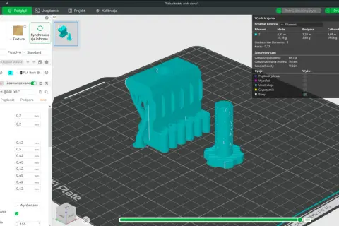 Projektant 3D przygotowuje model silnika do druku 3D, dostosowując parametry warstw i linii.