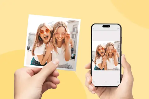 Dwie dziewczyny w okularach na zdjęciu i na ekranie telefonu. Dowiedz się, jak wydrukować zdjęcie z telefonu.