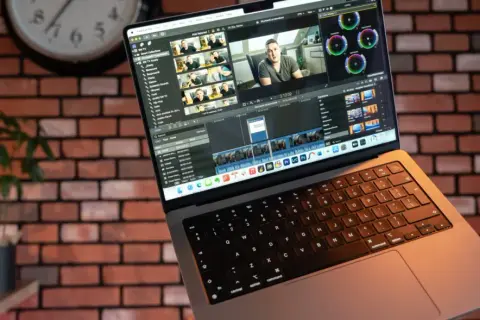 Laptop z Final Cut Pro, gdzie trwa montaż wideo. Widać podgląd, oś czasu i narzędzia do edycji, w tym korekcję kolorów. To idealne miejsce do pracy nad każdym **kodek**iem.