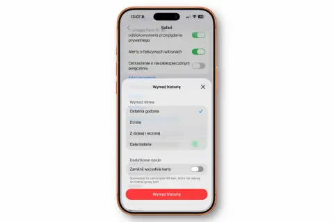 iPhone z iOS, ekran Safari z opcją wymazania historii przeglądania. Można wybrać okres: ostatnia godzina, dzisiaj, dziś i wczoraj lub cała historia.