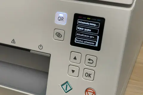 Menu drukarki Canon z opcją "Resetuj ustawienie". Dowiedz się, jak zresetować drukarkę Canon, aby rozwiązać problemy.