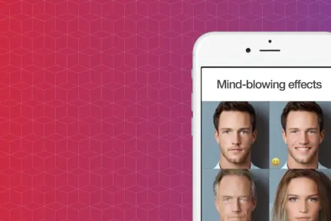 Aplikacja FaceApp pokazuje metamorfozy twarzy: młody mężczyzna staje się starszy, a uśmiechnięty.