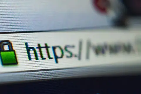 Zielona kłódka obok "https://" w pasku adresu przeglądarki symbolizuje bezpieczne połączenie.