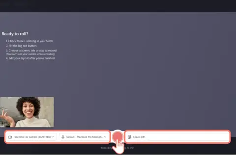 Kobieta z uśmiechem na twarzy przygotowuje się do nagrania. Widoczna jest opcja wyboru kamery FaceTime HD, mikrofonu i wyłączonego trenera (Coach: Off).