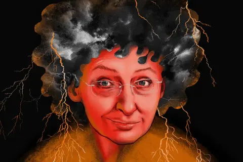 Portret kobiety z burzą w głowie i piorunami wokół. Jej twarz, oświetlona na czerwono, ma wyraz grozy i determinacji.