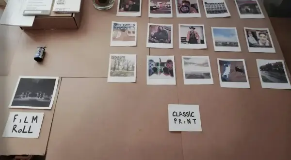 Zdjęcia z kliszy Rossmann ułożone na kartonie. Widać różne fotografie, od krajobrazów po portrety, a także napis "FILM ROLL".