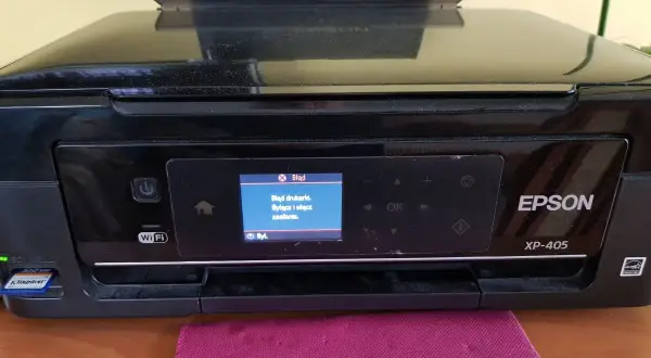 Drukarka Epson XP-405 wyświetla błąd. Aby go naprawić, spróbuj zresetować drukarkę, wyłączając i włączając ją.