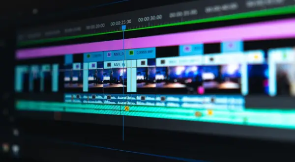 Linia czasu w programie do edycji wideo, pokazująca klipy i ścieżki audio. Idealne ujęcie, by pokazać, jak montować filmy.