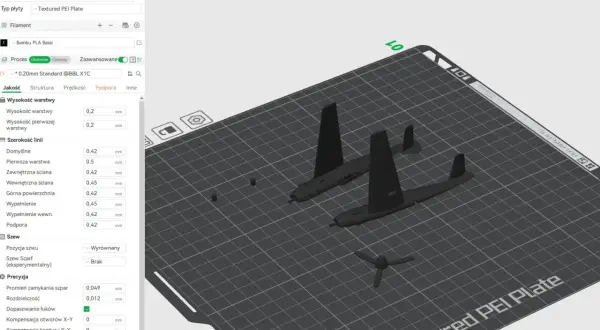 Dwa modele samolotów na drukarce 3D, gotowe do druku. Ustawienia precyzji i szerokości linii są widoczne po lewej stronie.
