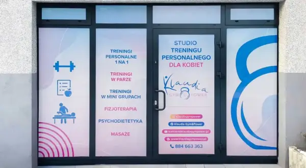 Witryna studia treningu personalnego dla kobiet, z ofertą: treningi 1 na 1, w parach, grupach, fizjoterapia, psychodietetyka, masaże. Wykonana techniką druku solwentowego.