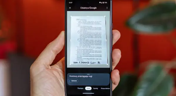Skaner online Android bez instalacji. Obiektyw Google skanuje dokument, pozwalając na szybkie przetwarzanie tekstu.