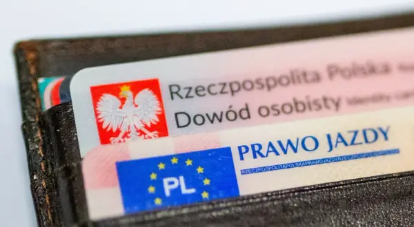 Portfel z dowodem osobistym i prawem jazdy. Ile zdjęć do prawa jazdy potrzebujesz, by mieć te dokumenty?