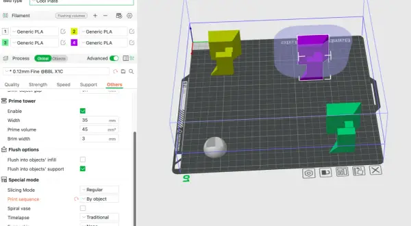 Trzy kolorowe obiekty 3D, przypominające postacie z gry, umieszczone na platformie drukarki 3D. Po lewej żółty, w środku fioletowy, po prawej zielony. Ustawienia druku po lewej stronie.