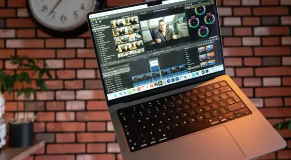 Laptop z Final Cut Pro, gdzie trwa montaż wideo. Widać podgląd, oś czasu i narzędzia do edycji, w tym korekcję kolorów. To idealne miejsce do pracy nad każdym **kodek**iem.