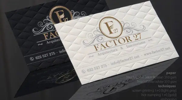 Eleganckie wizytówki z tłoczonym wzorem i złotym hot-stampingiem. Druk wypukły dodaje im luksusowego charakteru.