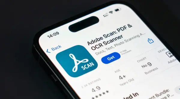 Aplikacja Adobe Scan na telefonie, gotowa do skanowania dokumentów.