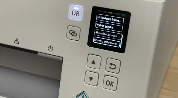 Menu drukarki Canon z opcją "Resetuj ustawienie". Dowiedz się, jak zresetować drukarkę Canon, aby rozwiązać problemy.