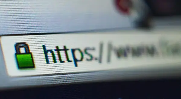 Zielona kłódka obok "https://" w pasku adresu przeglądarki symbolizuje bezpieczne połączenie.