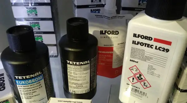 Butelki z roztworem używanym w ciemni fotograficznej: Tetenal Eukobrom, Tetenal Mirasol 2000 i Ilfotec LC29.
