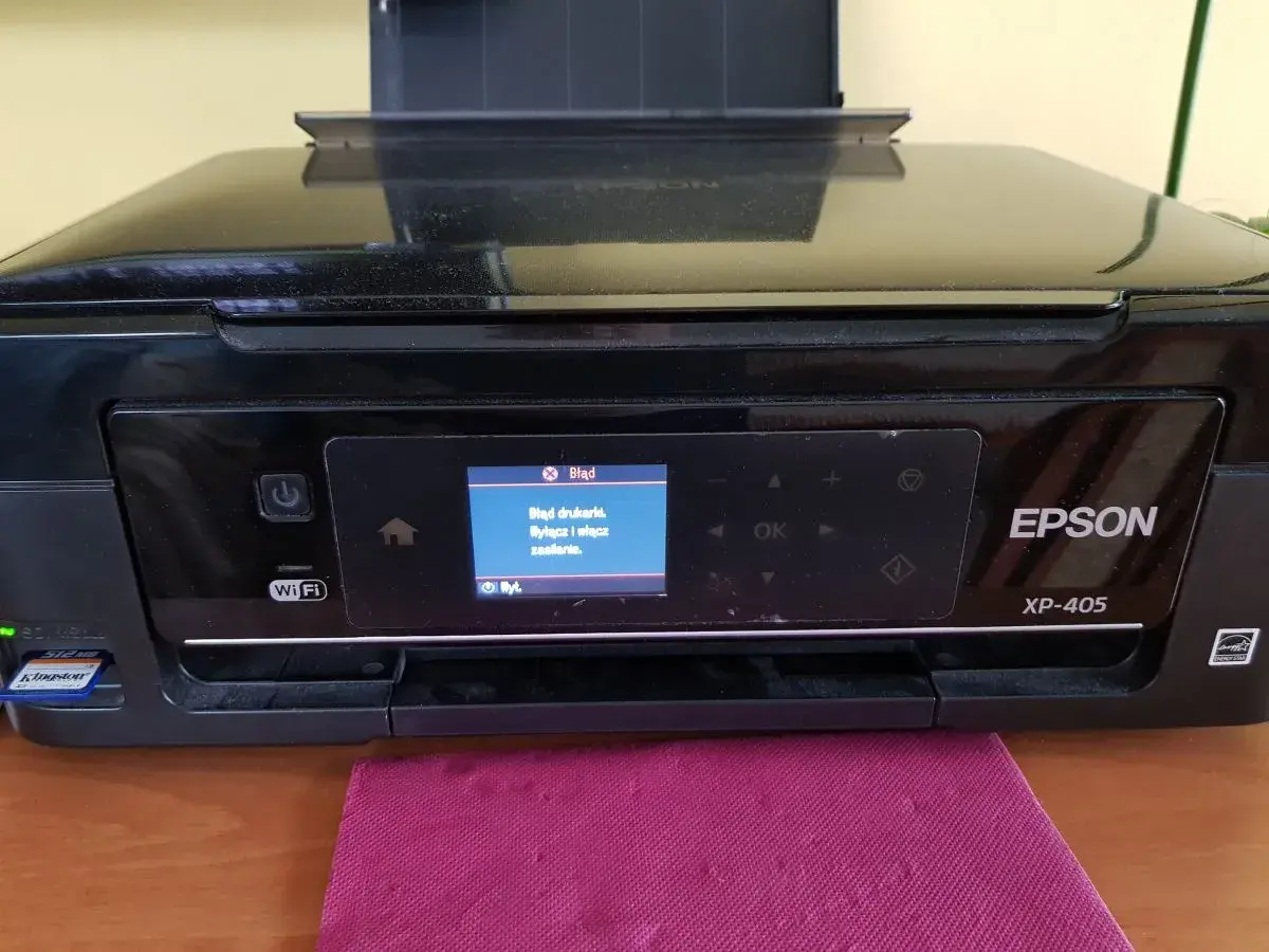 Drukarka Epson XP-405 wyświetla błąd. Aby go naprawić, spróbuj zresetować drukarkę, wyłączając i włączając ją.