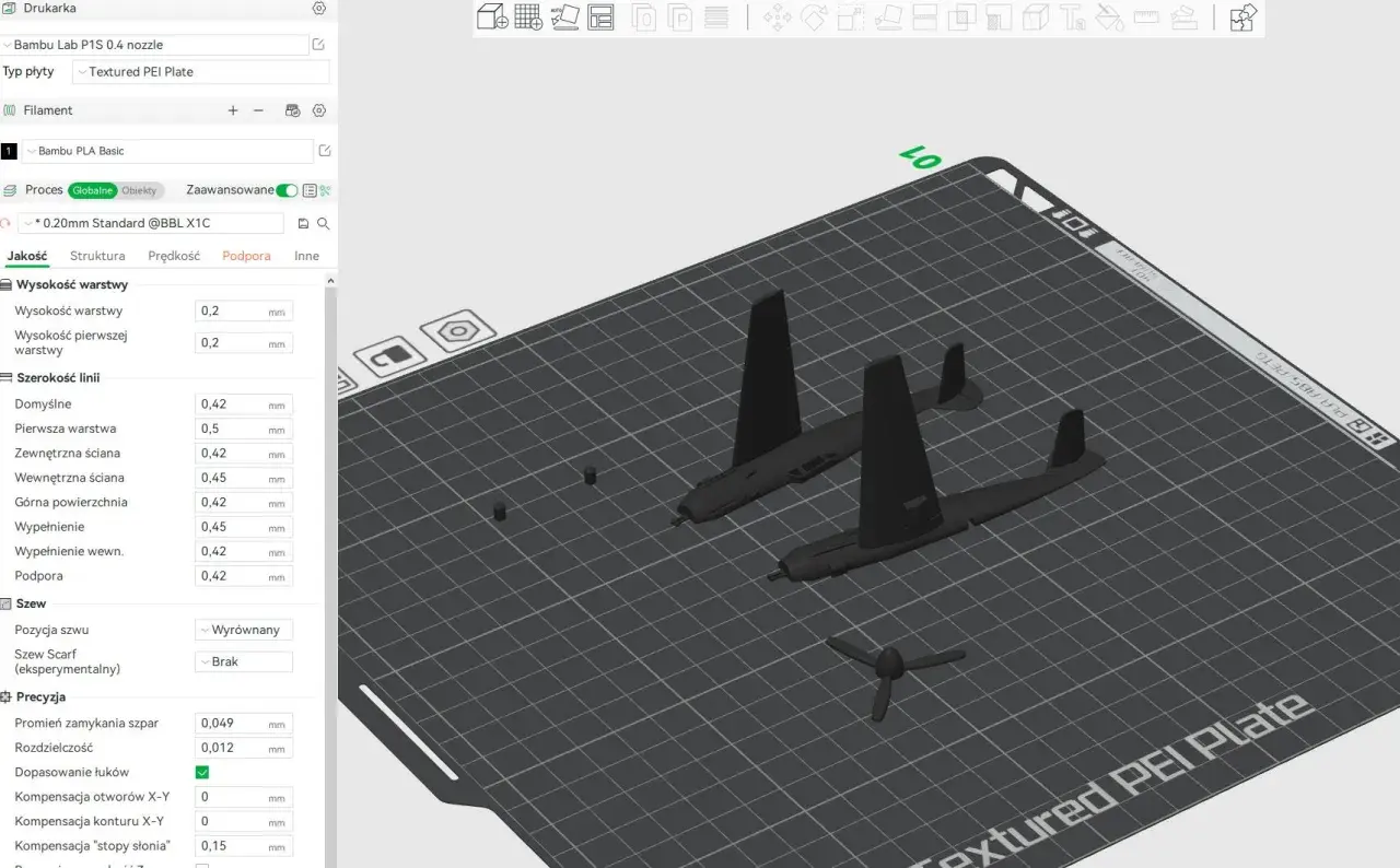 Dwa modele samolotów na drukarce 3D, gotowe do druku. Ustawienia precyzji i szerokości linii są widoczne po lewej stronie.