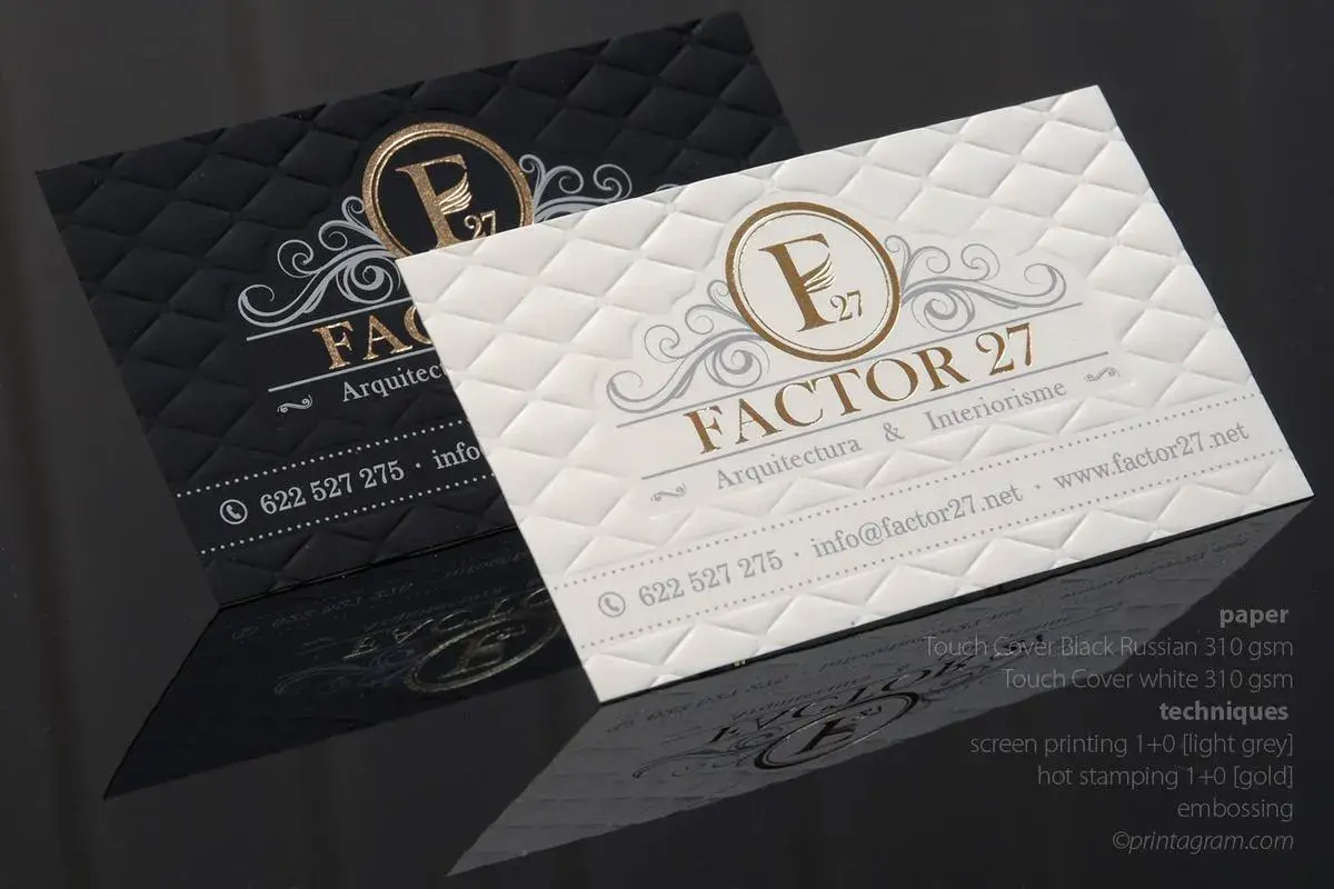 Eleganckie wizytówki z tłoczonym wzorem i złotym hot-stampingiem. Druk wypukły dodaje im luksusowego charakteru.