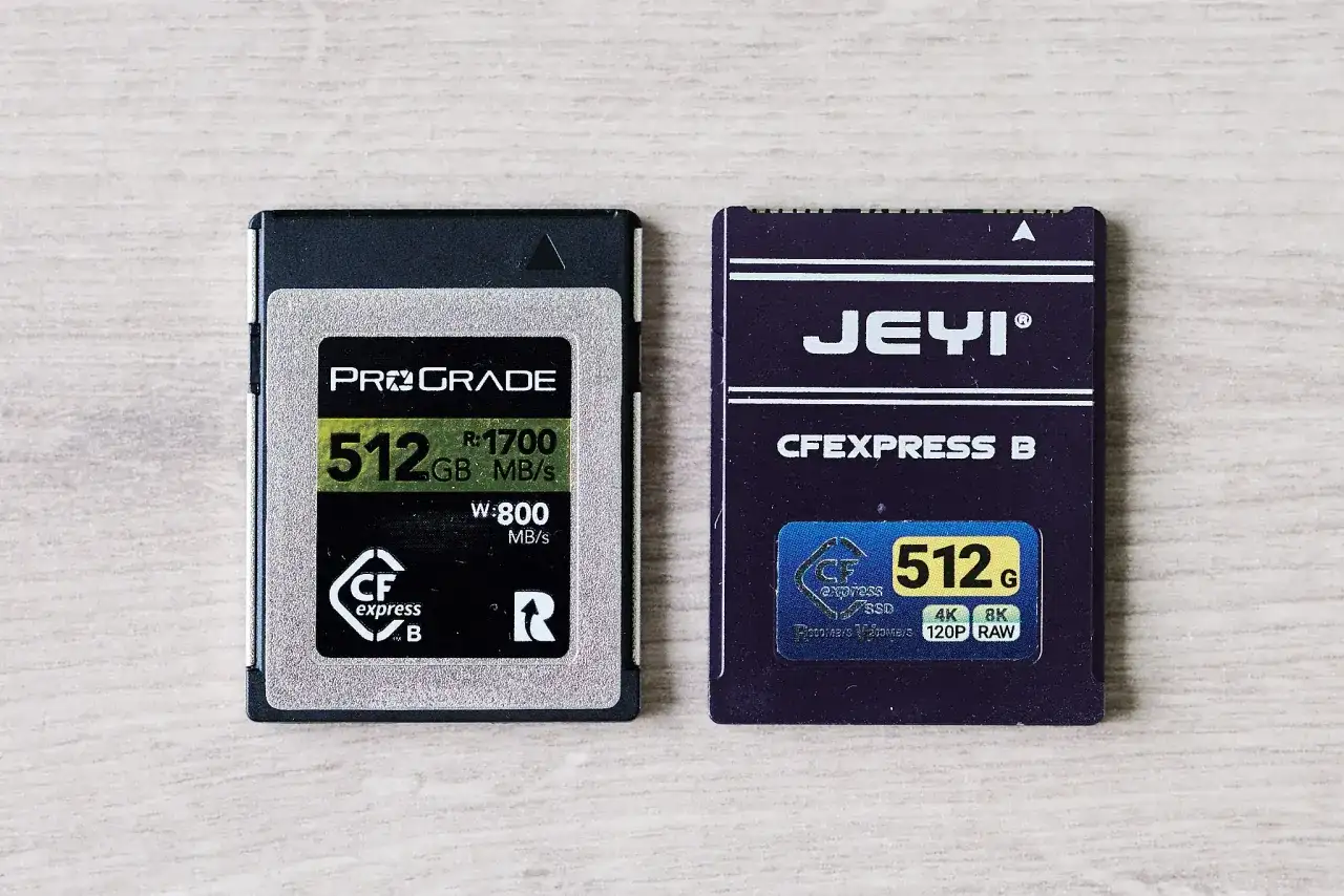 Dwie karty pamięci CFexpress Type B: ProGrade 512GB i Jeyi 512GB, gotowe do zapisu 4K/8K RAW.