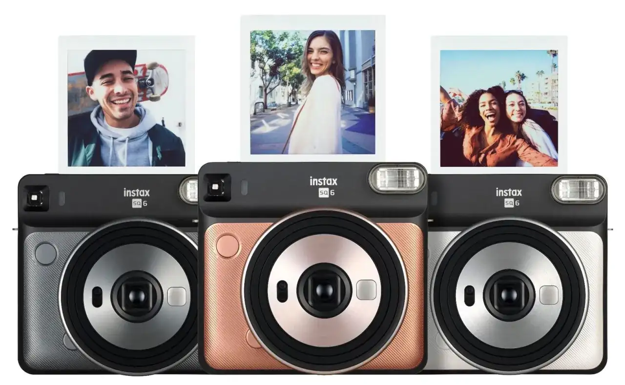 Aparat natychmiastowy Instax SQ6 w trzech kolorach: szarym, różowym i srebrnym. Nad aparatami widoczne są trzy zdjęcia zrobione tym modelem.